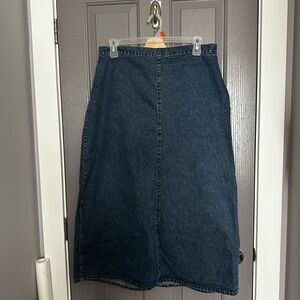 THE vintage midi skirt! She’s that girl.